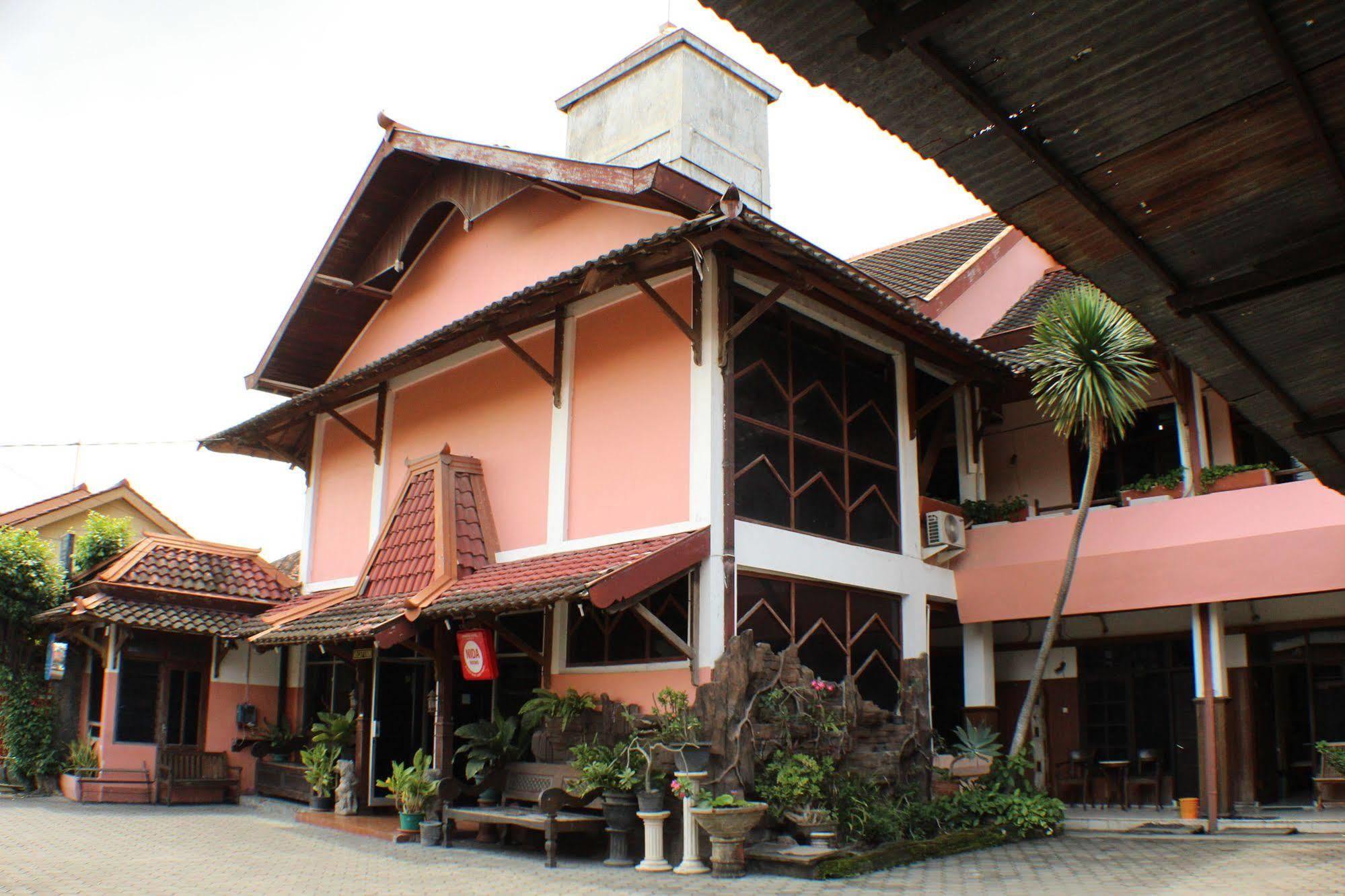 Ananda Hotel Yogyakarta Extérieur photo